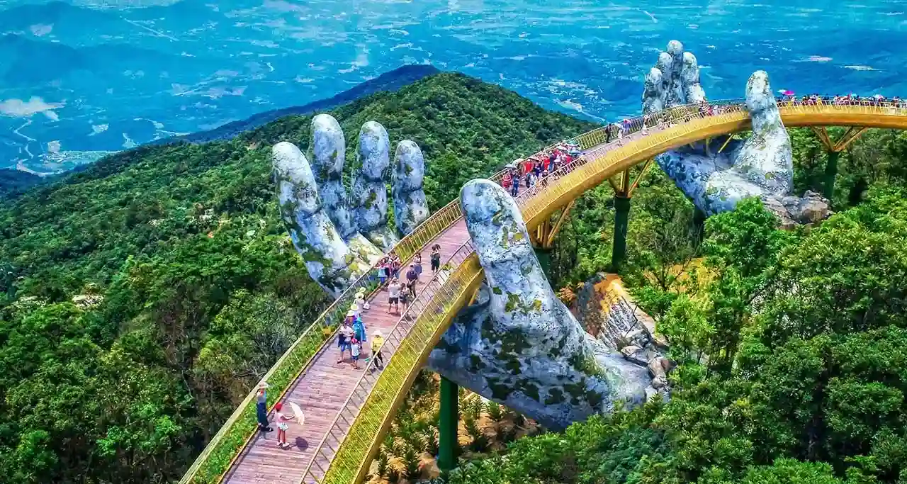 11. Tour Bà Nà Hills & Cầu Vàng trọn gói từ Hội An & Đà Nẵng (1 Ngày) ( Giá chỉ từ $66)
